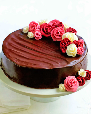 Шоколадный торт с розами