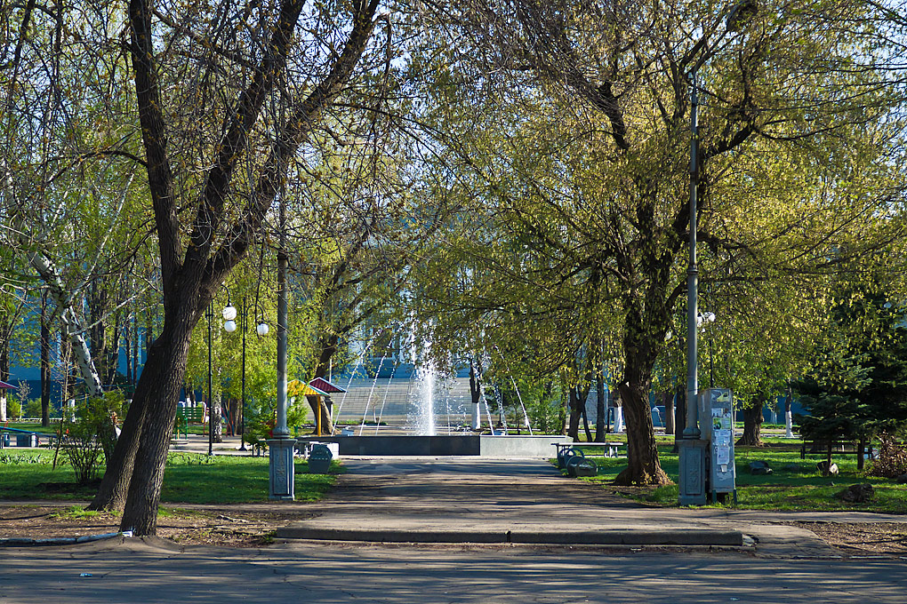 Торез. Торез парк. Городской парк город Торез. Торез парк фонтан. Город Торез Донецкой Центральный сквер.