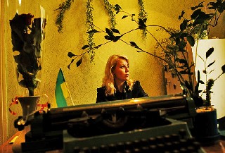Подготовленный в Москве специалист сидит в своём кабинете  в здании угольной администрации города Carolyn Drake фоторепортаж о Торезе World Press Foto 2007