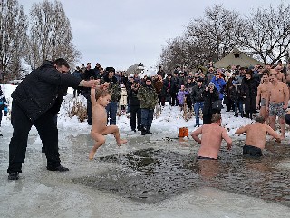 Крещение в Торезе 19 января 2013 года на Новой плотине