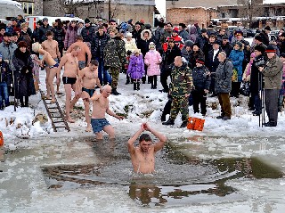 Крещение в Торезе 19 января 2013 года на Новой плотине