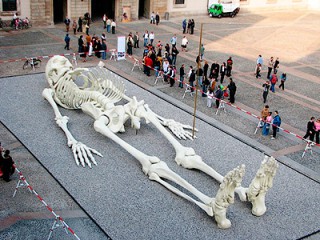 28 метровый скелет  выставленный в Национальной галерее современного искусства в Риме  создан художником Джино Де Доминиси