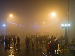 Народ подходит Встреча Нового 2012 года на центральной площади Тореза