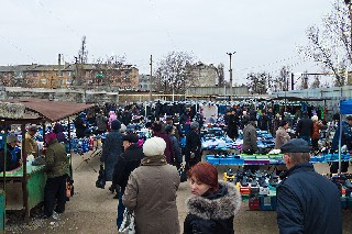 Молдованский рынок на 3 микрорайоне Торез