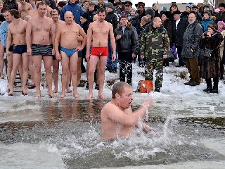 По очереди Крещение в Торезе 19 января 2013 года на Новой плотине