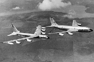 Самолет заправщик Boeing KC 135A BN Stratotanke и бомбардировщик Boeing B 52G   Авиакатастрофа над Паломаресом  Как американцы водородные бомбы потеряли