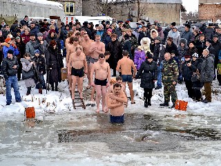 Крещение в Торезе 19 января 2013 года на Новой плотине