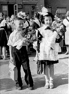 1 Сентября 1960 года  10 школа  Лена Боевская и Сергей Алымов Торез