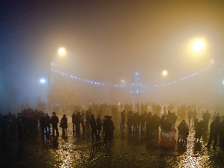 Народ прибывает Роман Встреча Нового 2012 года на центральной площади Тореза