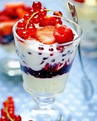 Сливочный десерт с ягодами