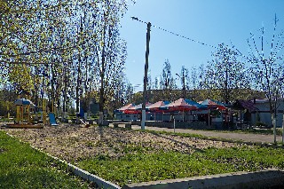 Детская площадка в парке возле клуба Максимум Торез