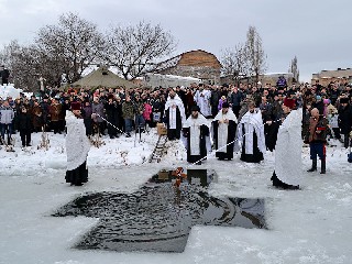 Освящение воды Крещение в Торезе 19 января 2013 года на Новой плотине